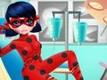 Gioco Ambulanza ragazza punteggiata per supereroe  in linea